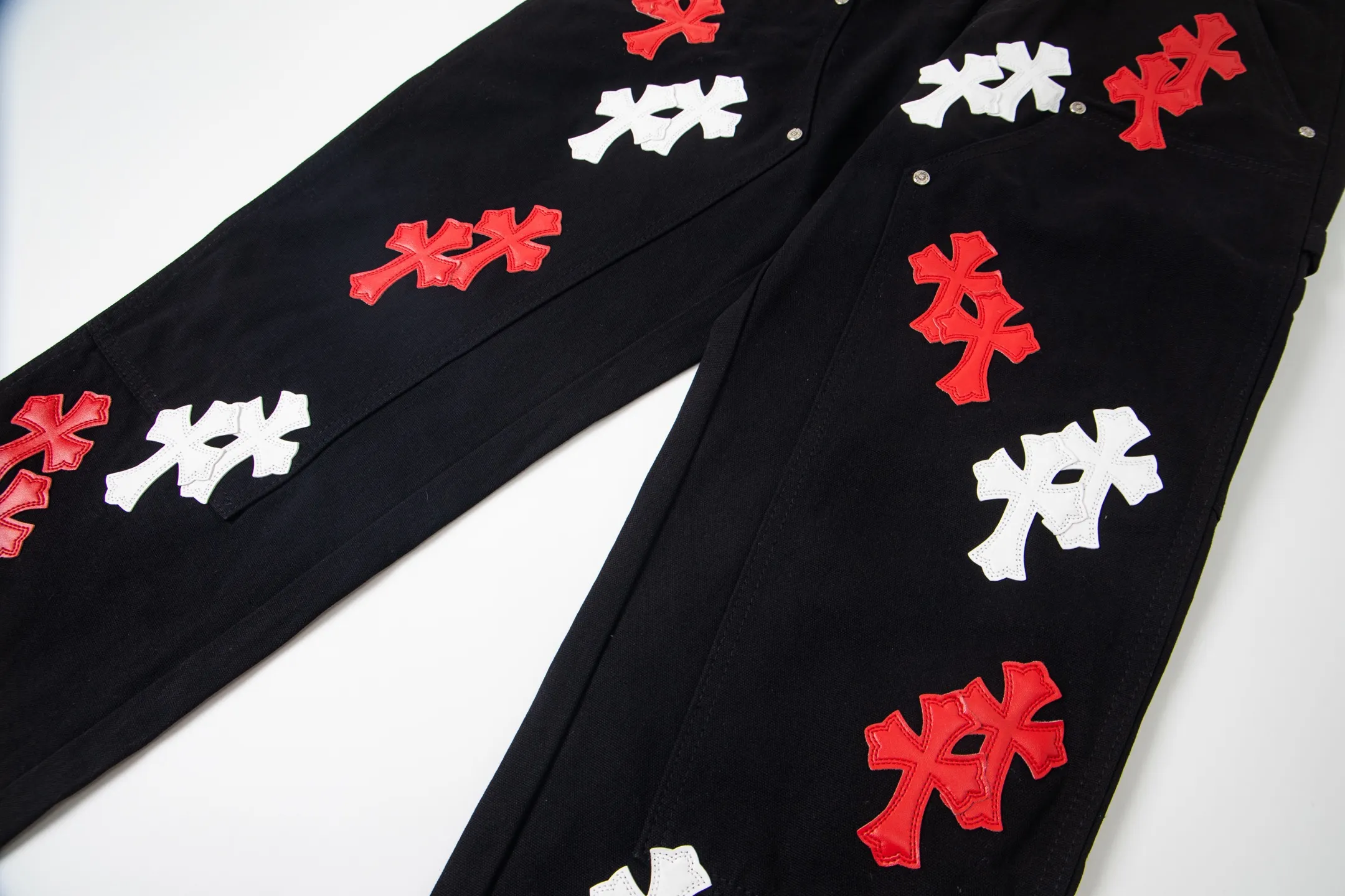 P260 Chrome Hearts Black Timber Pants Red Leather and White Leather Elements Washed Jeans True to restore the ultimate vintage texture Three-dimensional version Loose and comfortable, not picky about body shape Makes you look taller and slimmer Factory Seiko Original factory quality control Same style for men and women Can be matched with couples Versatile recommendation Necessary jeans for all seasons Hipsters have been disappointed From the quality selection of fabrics, the tailoring of details, and the matching of patterns are impeccable! The upper body is so handsome when worn...it can be easily worn by men, women and children! The craftsmanship is made of heavy-duty washed pure cotton denim fabric. After washing, it is soft and thick. It is very stylish when worn on the body. Style number: 1773# Color: black Size: 28 30 32 34 36